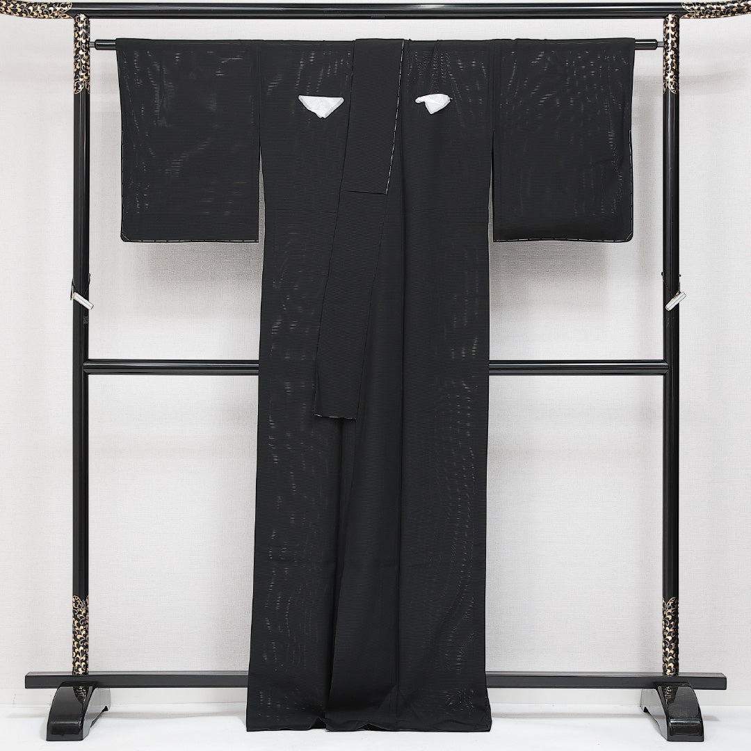 未使用品 夏物 黒紋付 絽 身丈167cm 裄丈67cm 正絹 Nランク 五つ紋 (違い矢) 弔事用 広衿 XLサイズ しつけ糸 黒系 M4 1230-06886
