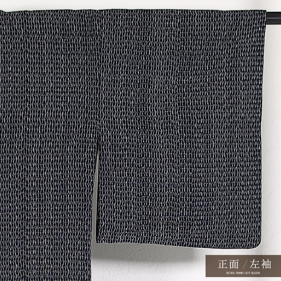 洗える着物 木綿の紬 単衣 身丈156cm 裄丈65cm 木綿 Aランク カジュアル バチ衿 XSサイズ 居敷当て よろけ縞 黒系 RP 1223-17406