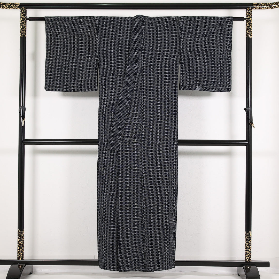 洗える着物 木綿の紬 単衣 身丈156cm 裄丈65cm 木綿 Aランク カジュアル バチ衿 XSサイズ 居敷当て よろけ縞 黒系 RP 1223-17406