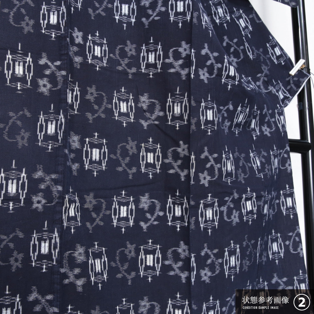 琉球絣の着物 単衣 身丈144cm 裄丈62cm 正絹 Aランク カジュアル 広衿 XSサイズ 創作柄 紺系 M4 1223-12330