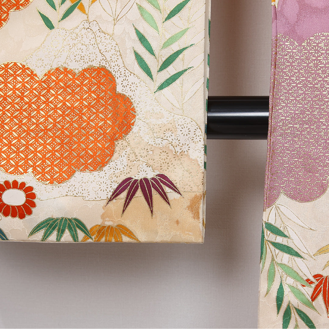 振袖 身丈159cm 裄丈64.5cm Bランク 袷 正絹 L 広衿 刺繍 金駒刺繍 御所解 吉祥文様 古典柄 菊 桜 梅 花柄 金襴 クリーム系 1213-F0436