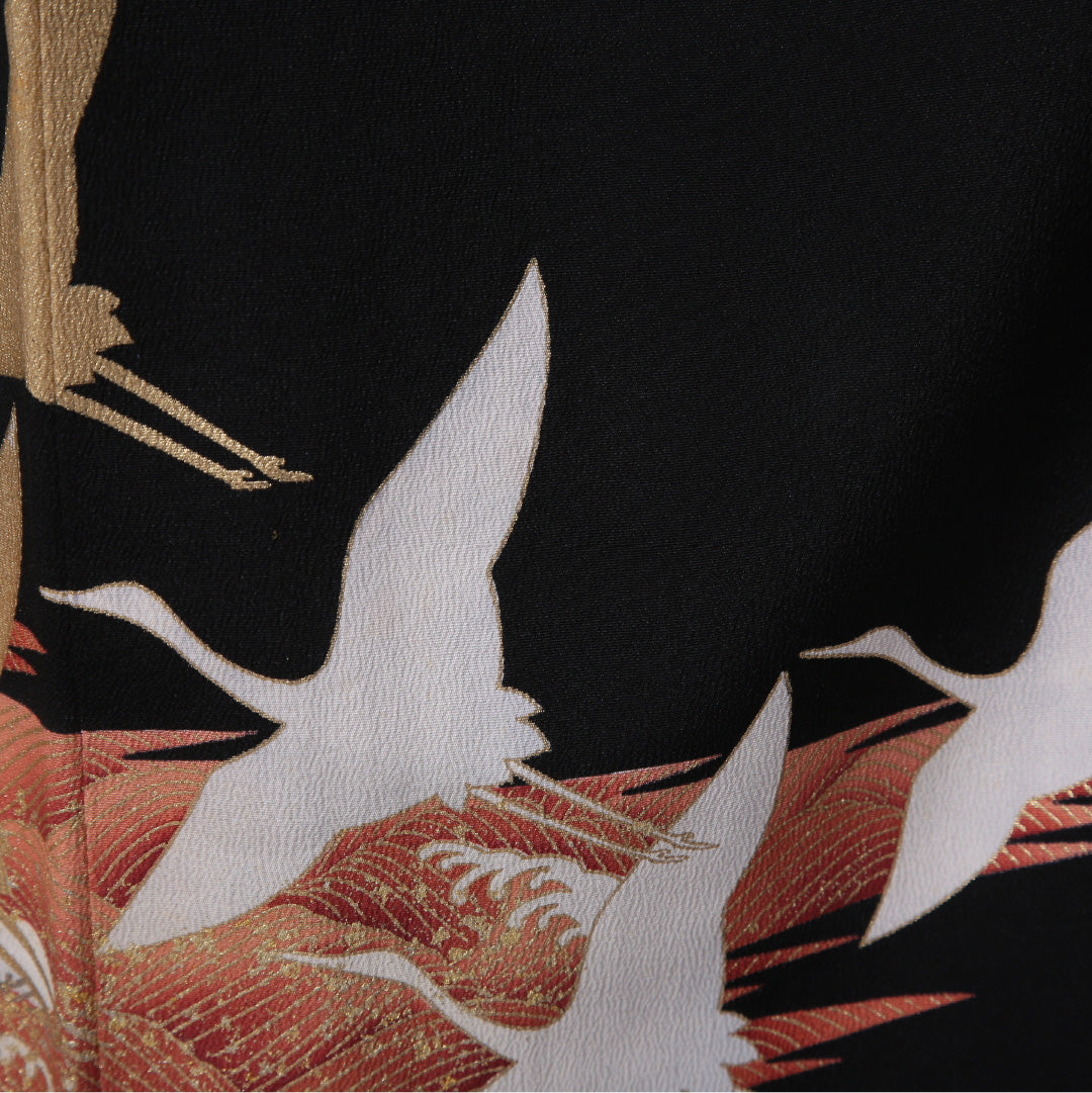 黒留袖 袷 身丈158cm 裄63cm 正絹 五つ紋 金駒刺繡 比翼仕立て 三階松 鶴 金彩 金箔 青海波 黒系 Bランク 1211-00139