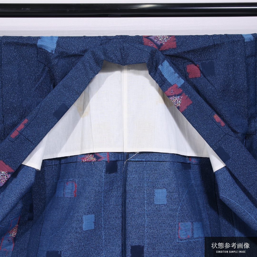 洗える着物 ウールの紬 単衣 身丈158cm 裄丈64cm ウール Cランク カジュアル バチ衿 Mサイズ 居敷当て 肩当て 創作柄 青系 HP 1223-11785