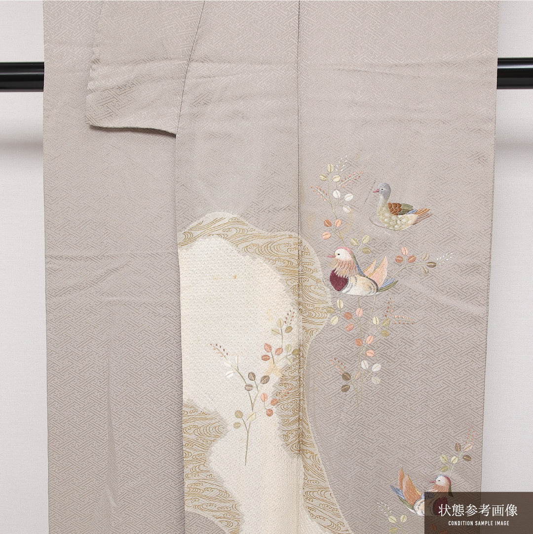 訪問着 袷 身丈149cm 裄丈62cm Cランク 正絹 広衿 XSサイズ 一つ紋(丸に木瓜) セミフォーマル 蘇州刺繍 銀駒刺繍 鴛鴦 上品 落ち着き ベージュ系 1212-13599