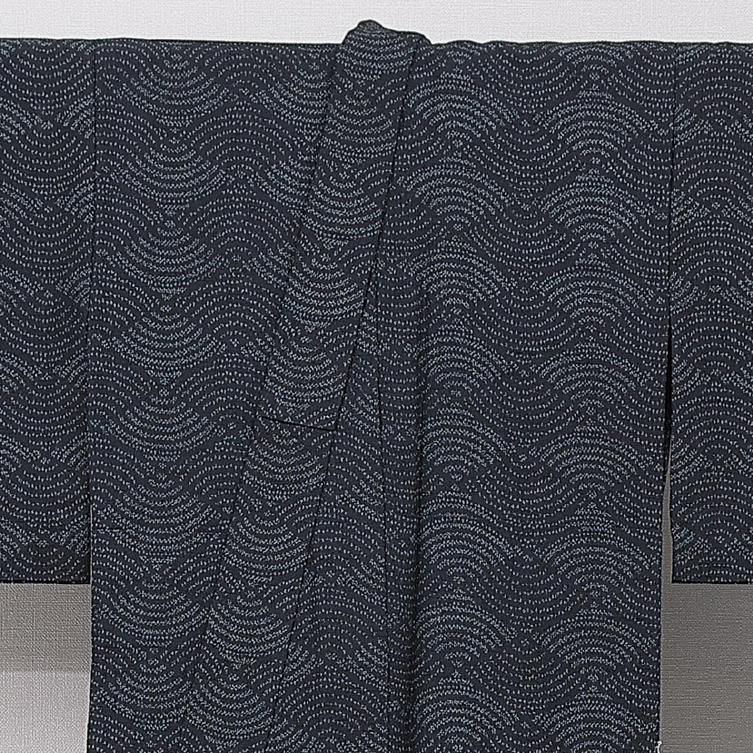 未使用品 紬 単衣 身丈145cm 裄丈61cm 正絹 Sランク XSサイズ バチ衿 カジュアル 居敷当て 肩当て 菱 グレー系 黒系 1216-15664