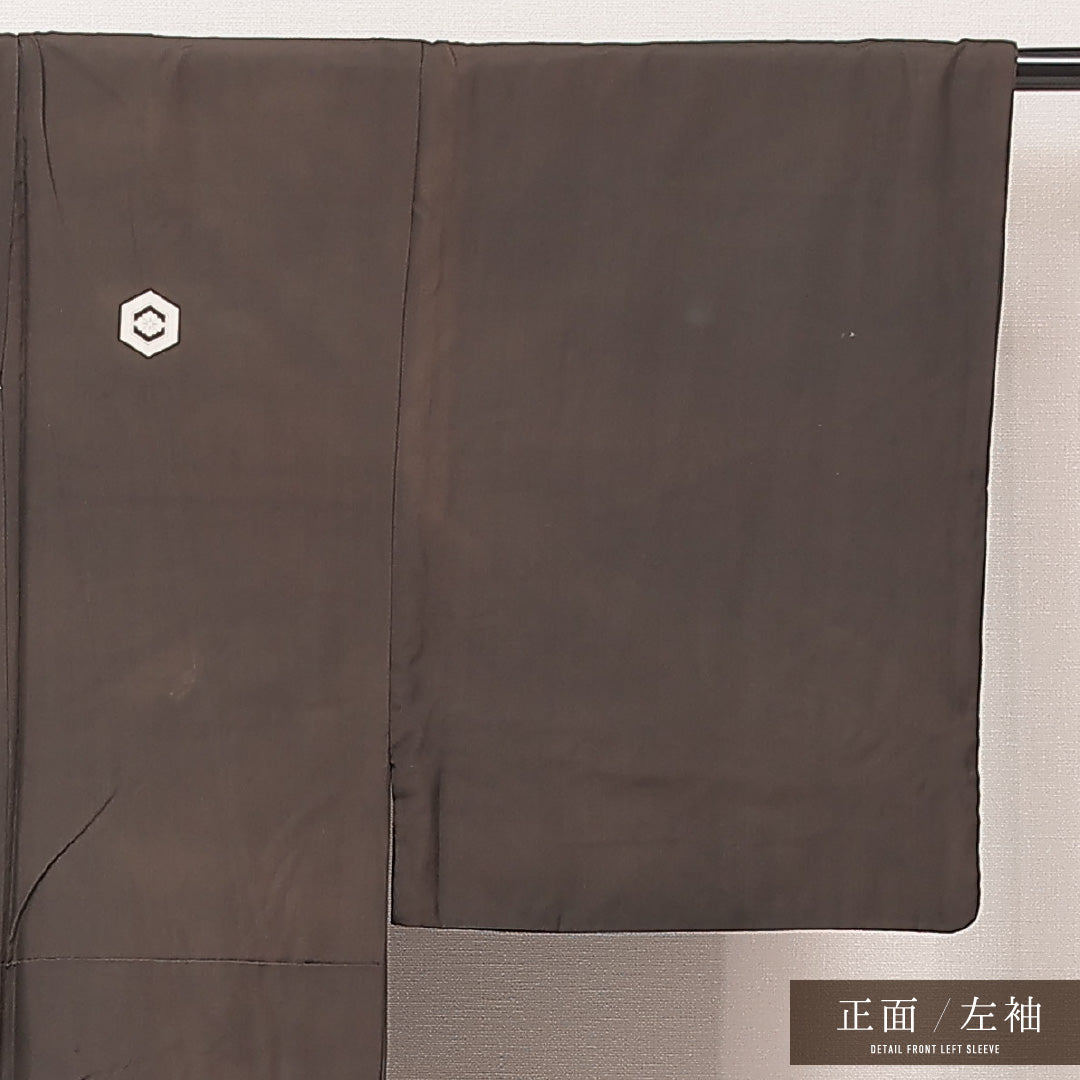 男着物 袷 身丈139cm 裄丈65cm 正絹 Cランク 五つ紋 (亀甲に花菱) フォーマル 棒衿 Sサイズ 無地 茶系 HP 1224-16897