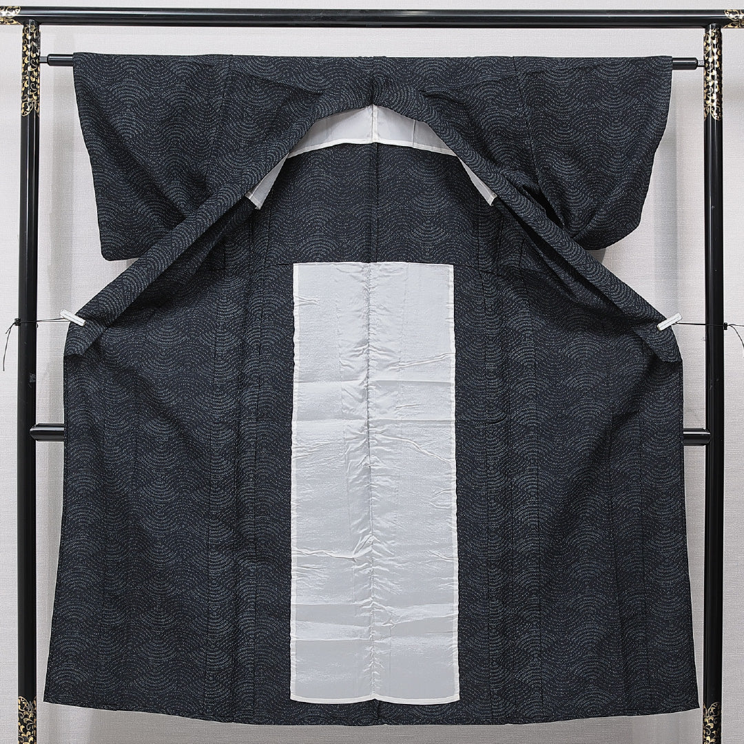 未使用品 紬 単衣 身丈145cm 裄丈61cm 正絹 Sランク XSサイズ バチ衿 カジュアル 居敷当て 肩当て 菱 グレー系 黒系 1216-15664