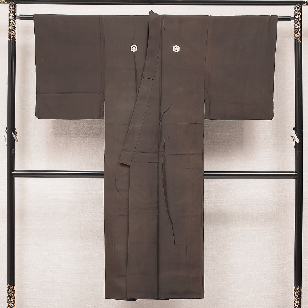 男着物 袷 身丈139cm 裄丈65cm 正絹 Cランク 五つ紋 (亀甲に花菱) フォーマル 棒衿 Sサイズ 無地 茶系 HP 1224-16897