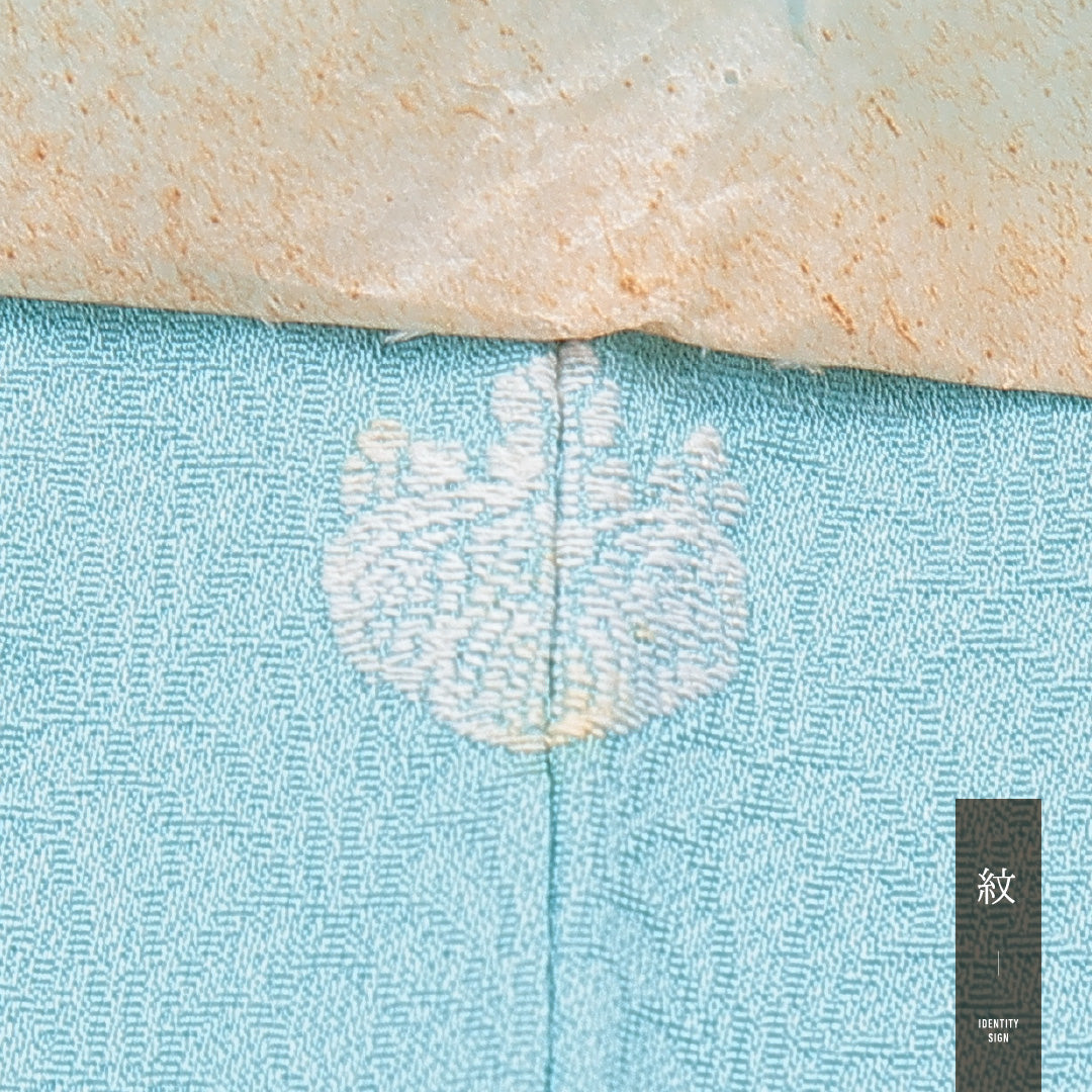 色無地 袷 身丈151cm 裄丈61cm 正絹 Aランク Sサイズ 広衿 一つ紋(五三桐) セミフォーマル 紋意匠 菊 無地 水色系 1214-15900