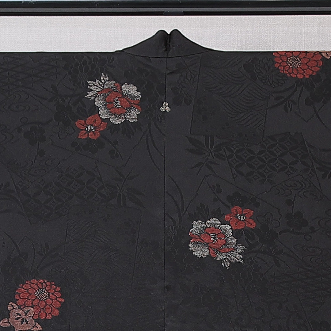 羽織 袷 身丈77cm 裄丈62cm 正絹 Aランク Sサイズ 一つ紋(三つ柏) セミフォーマル 紐あり 牡丹 黒系 1217-15118