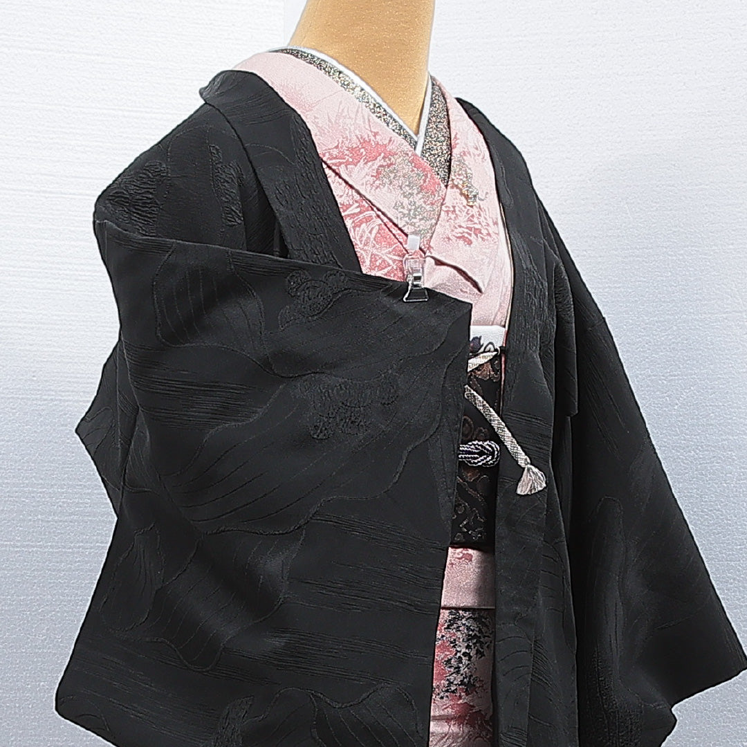 黒羽織 袷 身丈82cm 裄丈65cm 正絹 Sランク 一つ紋 (中陰蔦) セミフォーマル Mサイズ 織り出し 紐あり 創作柄 黒系 RP 1233-16835