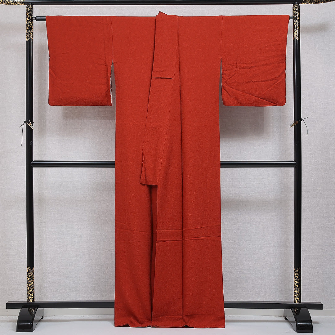 色無地 洗える着物 袷 身丈166cm 裄丈67cm ポリエステル Sランク XLサイズ 広衿 一つ紋(蔦柏) セミフォーマル 紋意匠 花柄 織り出し 赤系 1214-16087