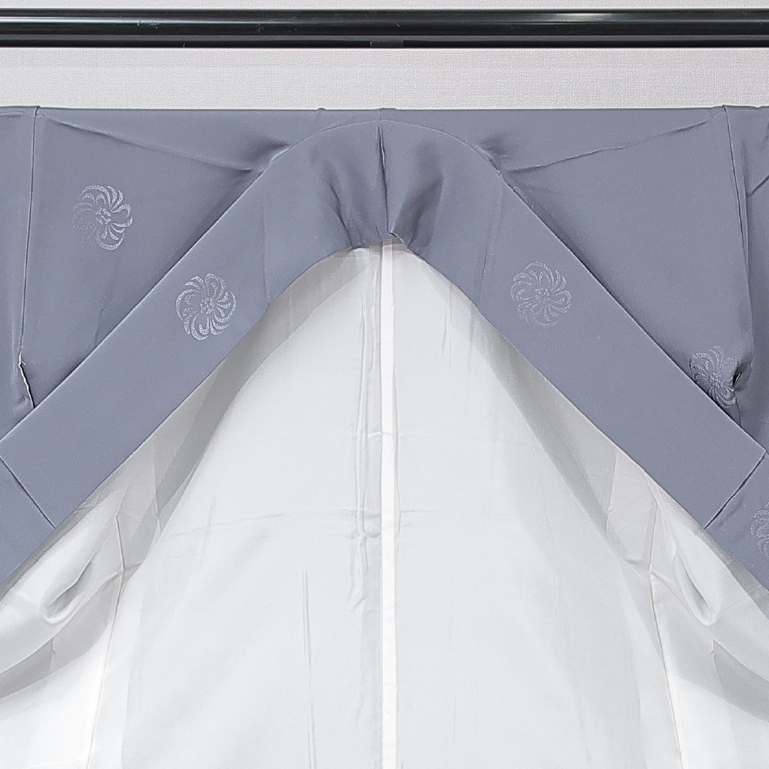 色無地 袷 身丈170cm 裄丈68cm 正絹 Aランク 2XLサイズ 広衿 一つ紋(木瓜に桔梗) セミフォーマル ガード加工 紋意匠 渦菊 無地 グレー系 1214-15116