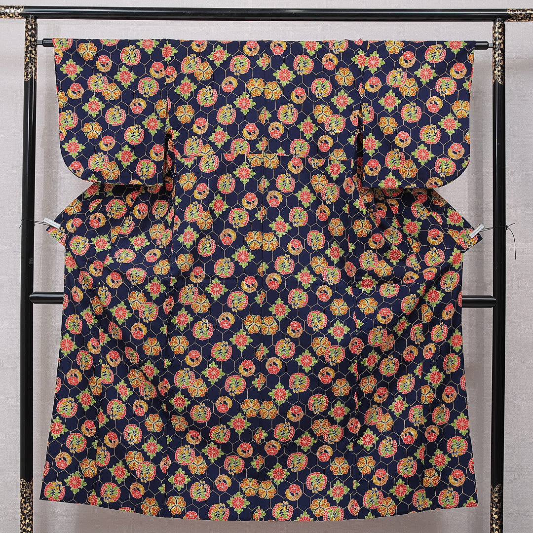 小紋 単衣 身丈151cm 裄丈63cm 正絹 Dランク Sサイズ バチ衿 インフォーマル 亀甲 菊 紺系 1215-15482