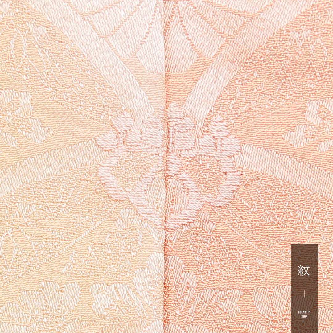 色無地 袷 身丈158cm 裄丈62cm 正絹 Bランク Mサイズ 広衿 一つ紋(五三桐) セミフォーマル 紋意匠 牡丹 ぼかし染 朱系 1214-16658