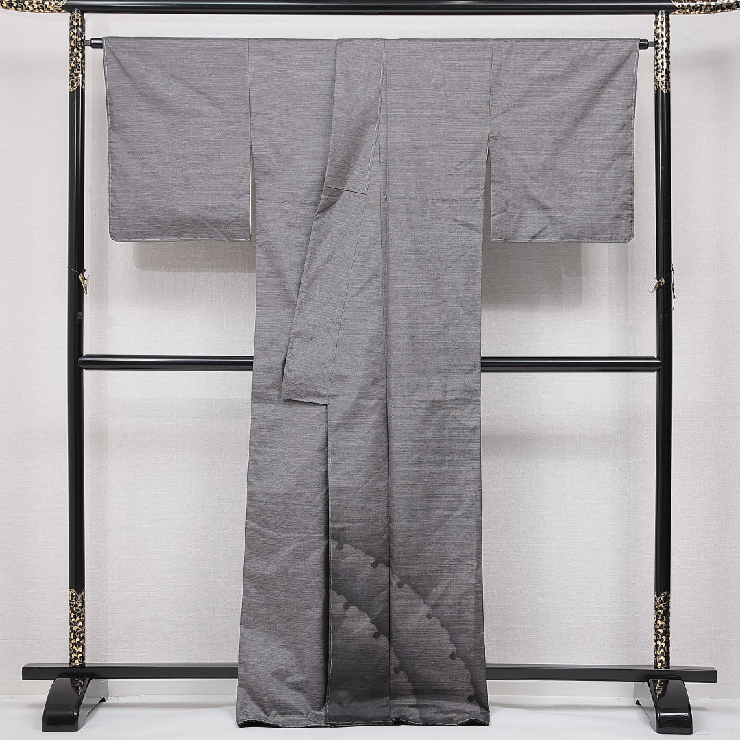 未使用品 大島紬 袷 身丈170cm 裄丈68cm 正絹 Nランク インフォーマル 広衿 2XLサイズ 経緯絣 染め紬 ガード加工 しつけ糸 雪輪 グレー系 PO 1223-15043