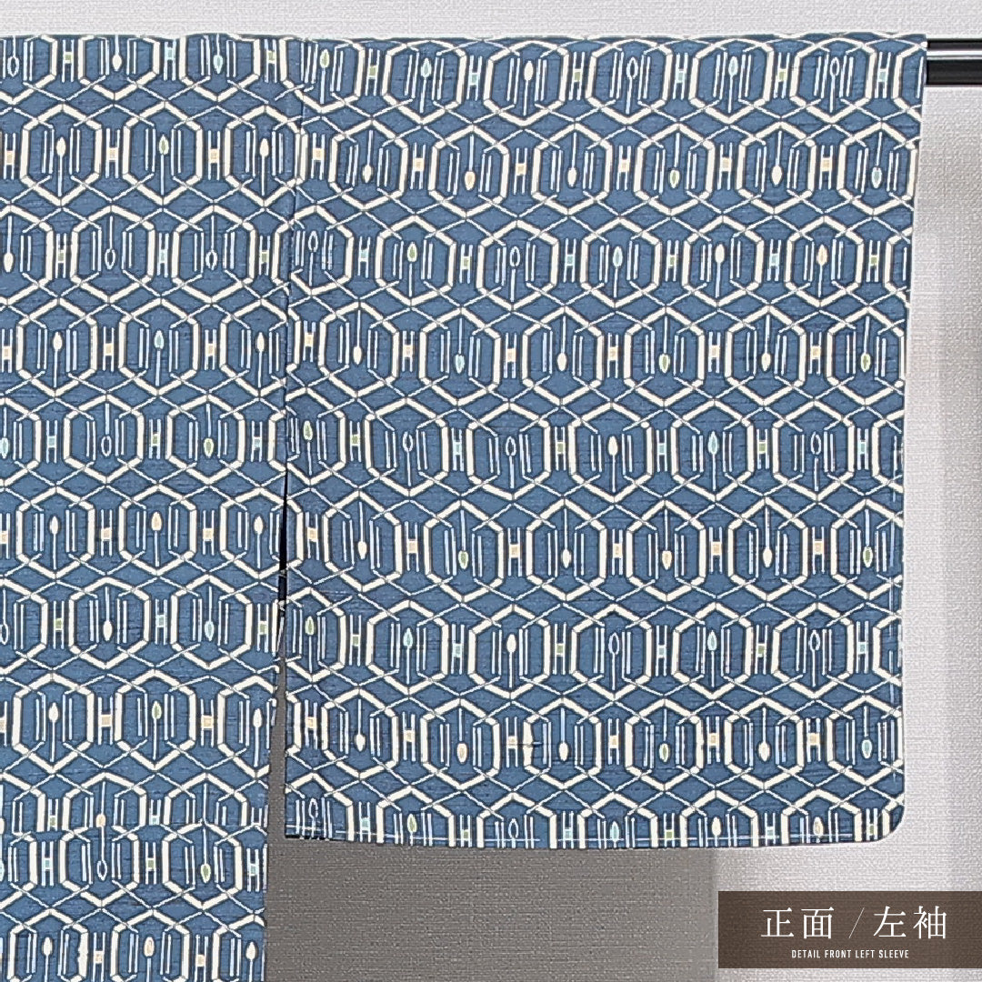 未使用品 紬 単衣 身丈157cm 裄丈62cm 正絹 Nランク カジュアル 広衿 Mサイズ 染め紬 しつけ糸 亀甲 青系 RP 1223-15370
