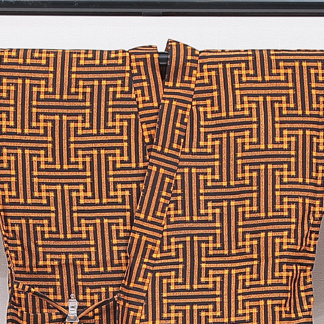 ウールの道中着(紬) 洗える着物 単衣 身丈69cm 裄丈67cm ウール Sランク Mサイズ カジュアル 幾何学柄 朱系 1264-16814