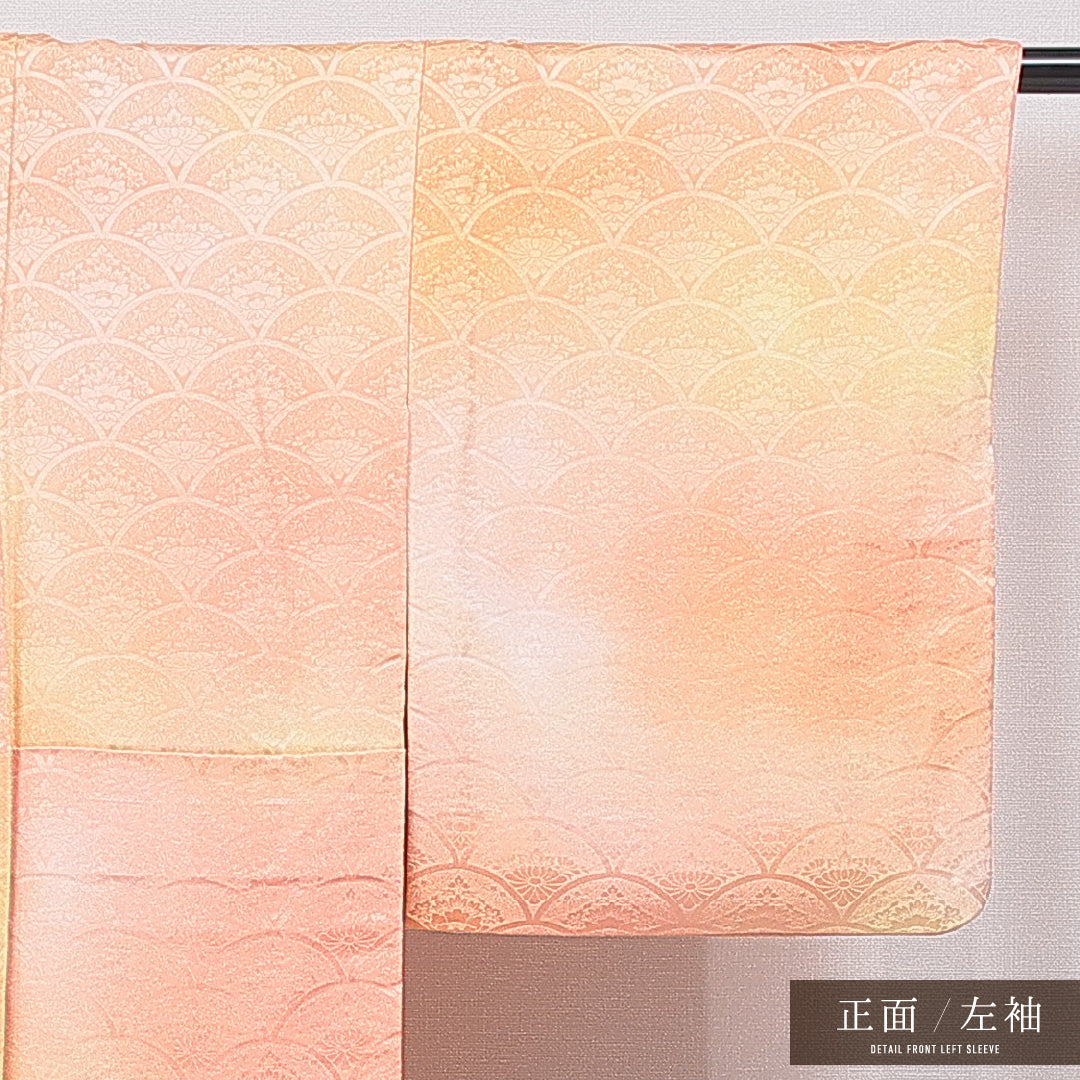 色無地 袷 身丈158cm 裄丈62cm 正絹 Bランク Mサイズ 広衿 一つ紋(五三桐) セミフォーマル 紋意匠 牡丹 ぼかし染 朱系 1214-16658