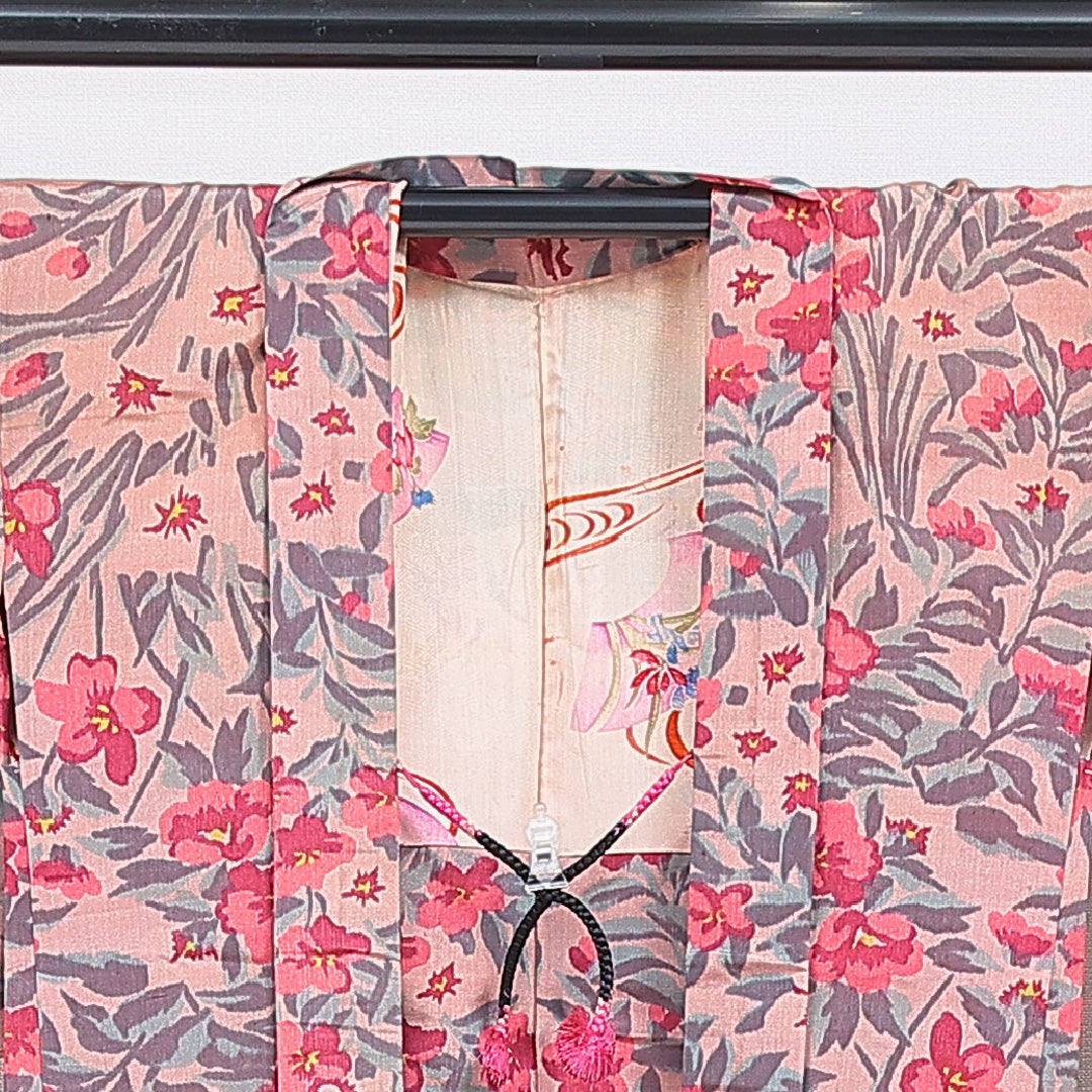 アンティーク 羽織(紬) 袷 身丈83cm 裄丈64cm 正絹 Bランク Mサイズ 紐あり 後染め 花柄 ピンク系 1217-16811