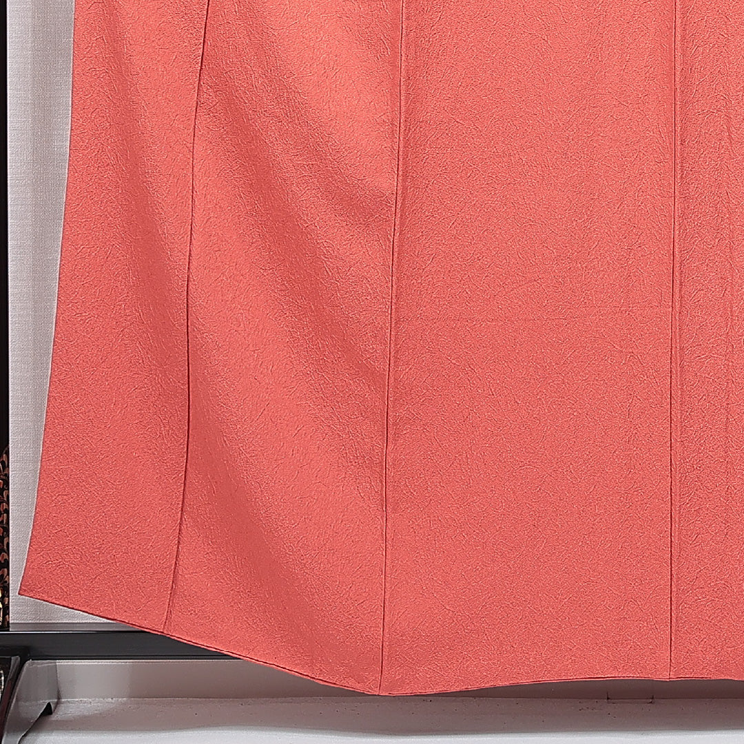 色無地 袷 身丈159cm 裄丈65cm 正絹 Sランク Mサイズ 広衿 一つ紋(丸に桔梗) セミフォーマル 紋意匠 創作柄 織り出し 赤系 朱系 1214-15653