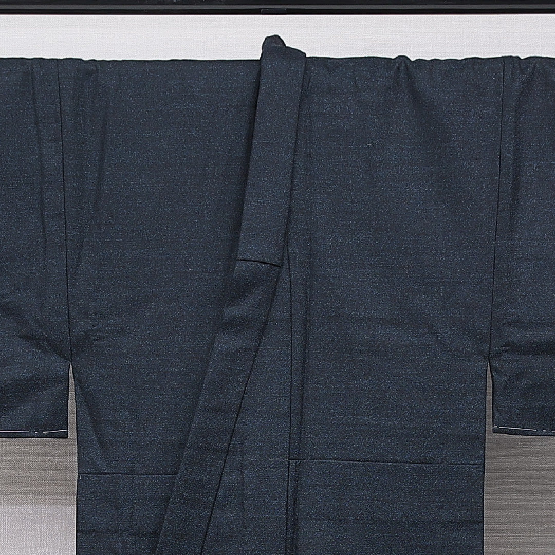 ウールの男着物(紬) 洗える着物 単衣 身丈141cm 裄丈67cm ウール Cランク Mサイズ 棒衿 カジュアル 居敷当て 肩当て 無地 紺系 1219-15763