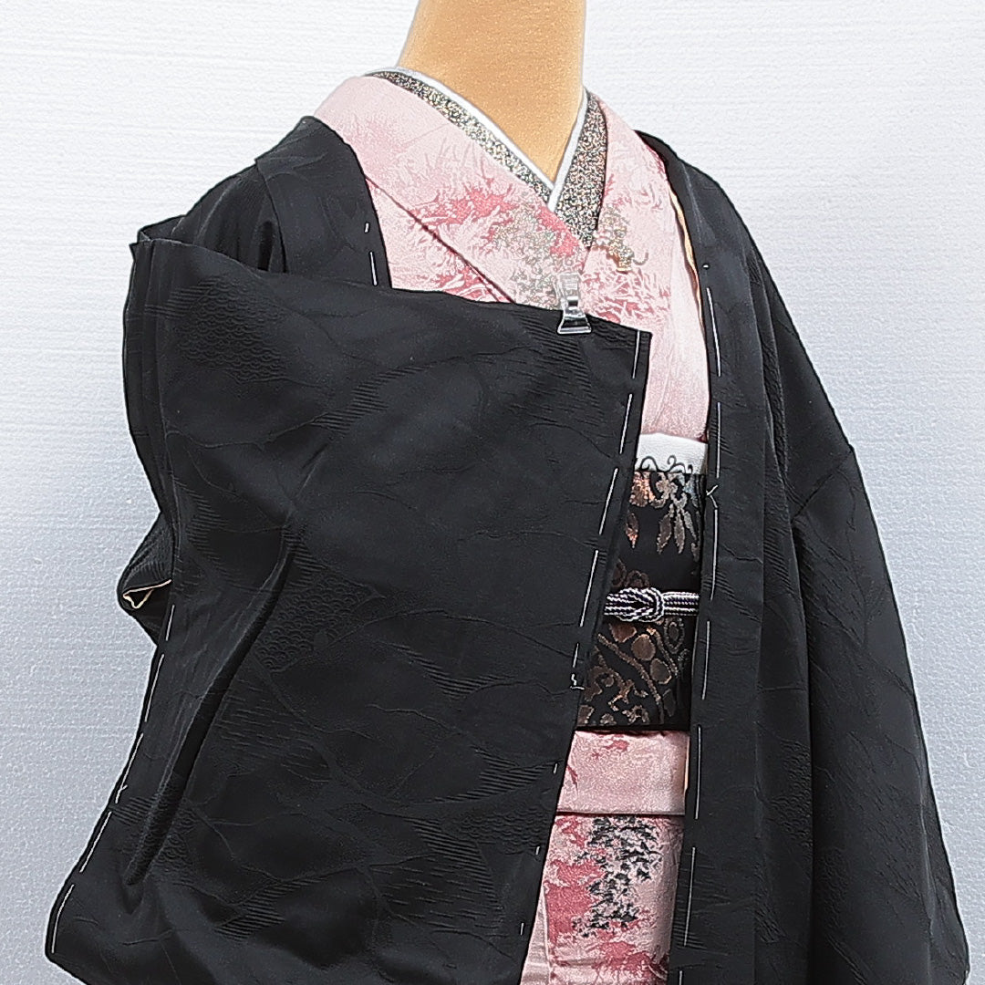 黒羽織 袷 身丈82cm 裄丈65cm 正絹 Aランク 一つ紋 (中陰五三桐) 紋意匠 (吉祥文様) セミフォーマル Mサイズ 織り出し 黒系 RP 1233-16144