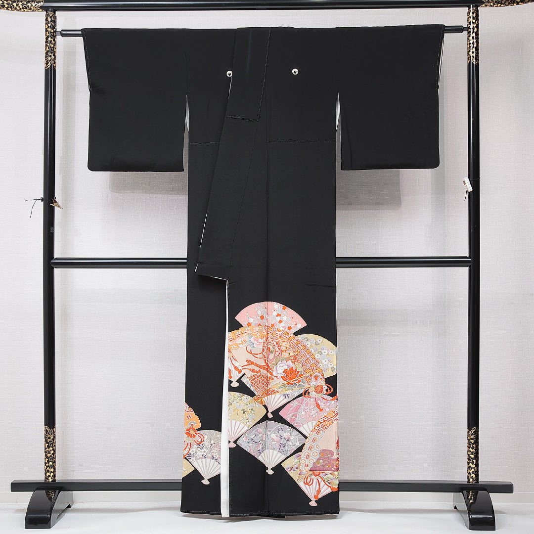 黒留袖 袷 身丈159cm 裄丈65cm 三つ紋 下がり藤 フォーマル Aランク Mサイズ 正絹 比翼仕立て 広衿 扇 七宝 牡丹 金駒刺繍 1211-F0682