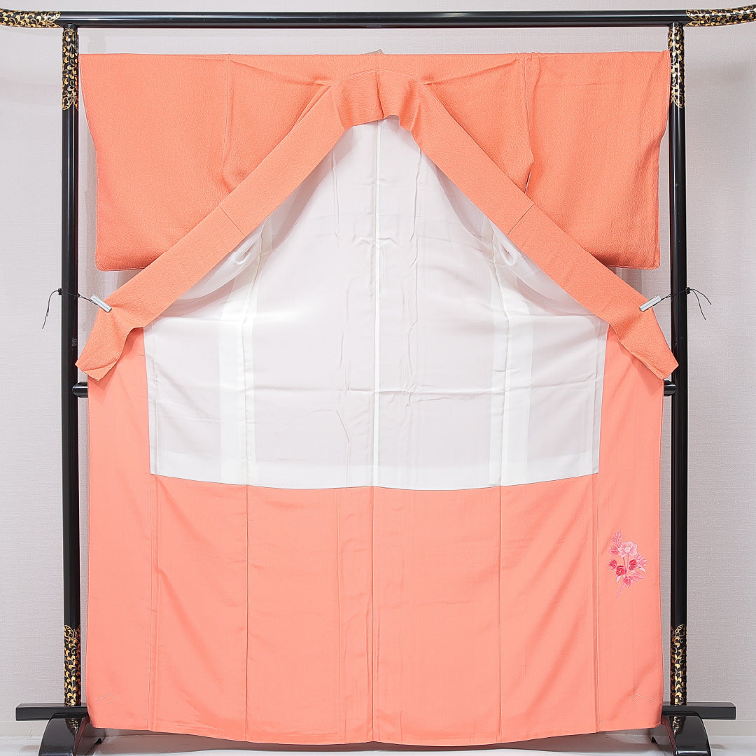 新古品 色無地 袷 身丈169cm 裄丈67cm 正絹 Nランク XLサイズ 広衿 一つ紋(丸に上がり藤) セミフォーマル 無地 作家物 落款 証紙 しつけ糸 朱系 ピンク系 1214-15113