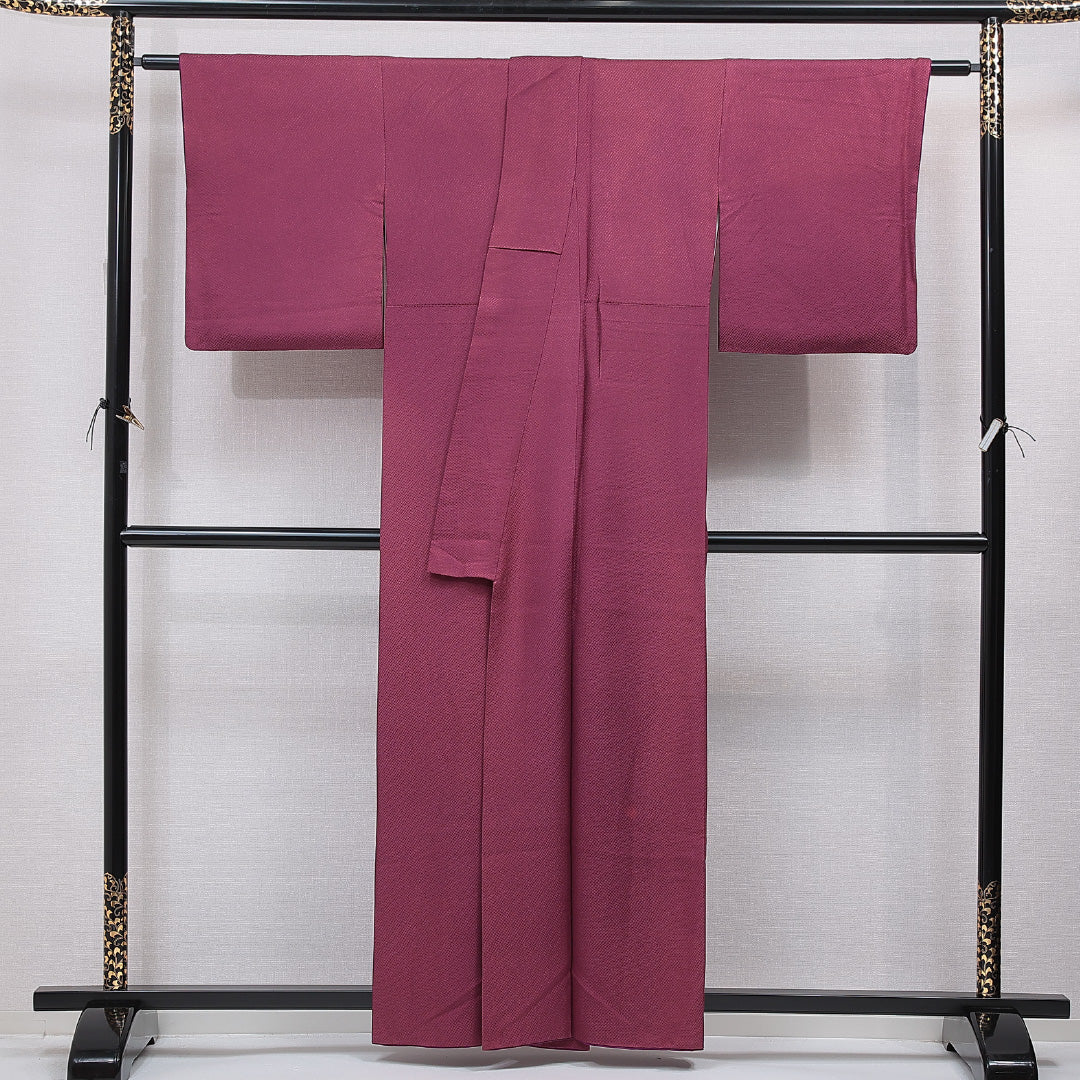 色無地 袷 身丈158cm 裄丈64cm 正絹 Bランク 一つ紋 (三つ巴) 紋意匠 (鹿の子) セミフォーマル 広衿 Mサイズ 紫系 HP 1219-15497