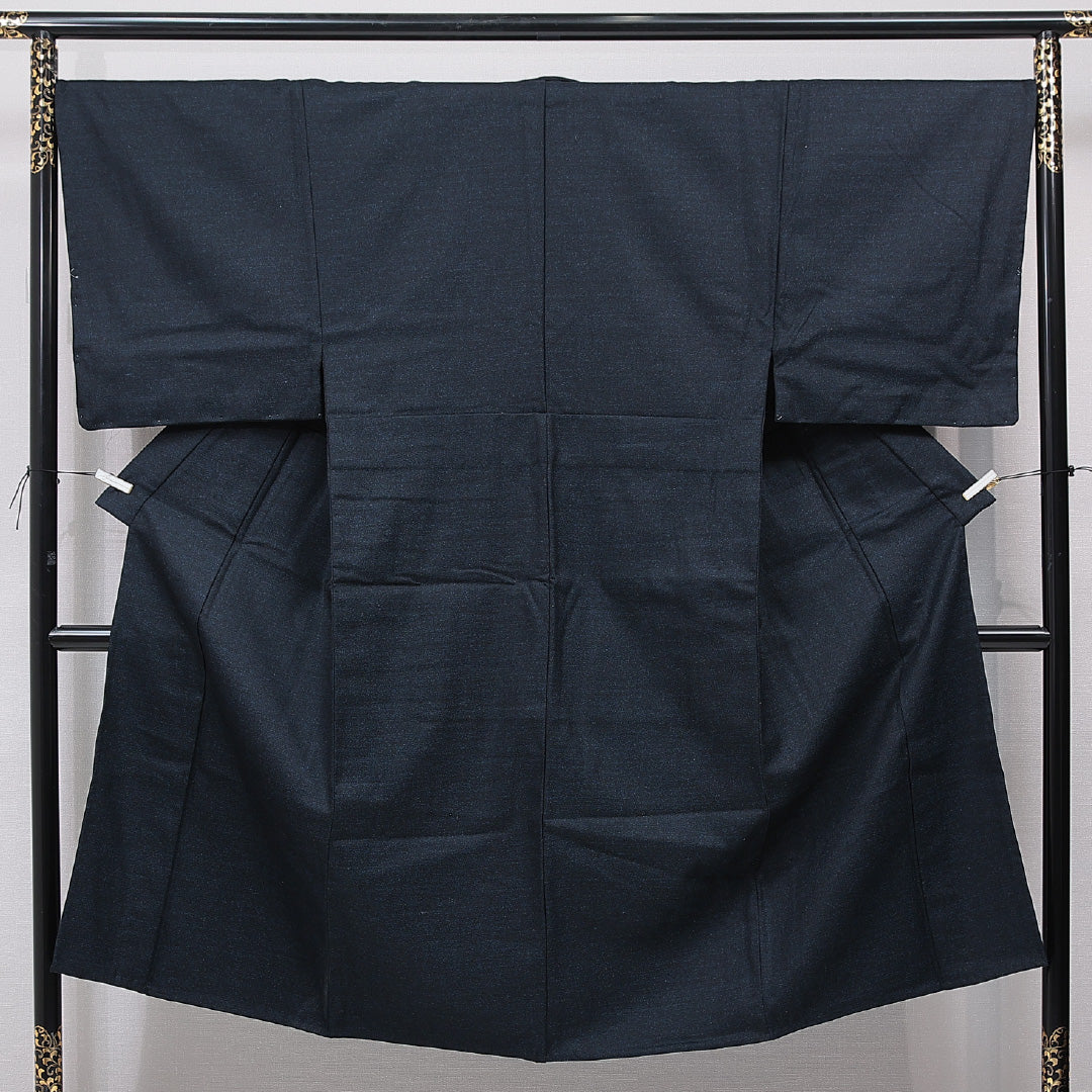 ウールの男着物(紬) 洗える着物 単衣 身丈141cm 裄丈67cm ウール Cランク Mサイズ 棒衿 カジュアル 居敷当て 肩当て 無地 紺系 1219-15763
