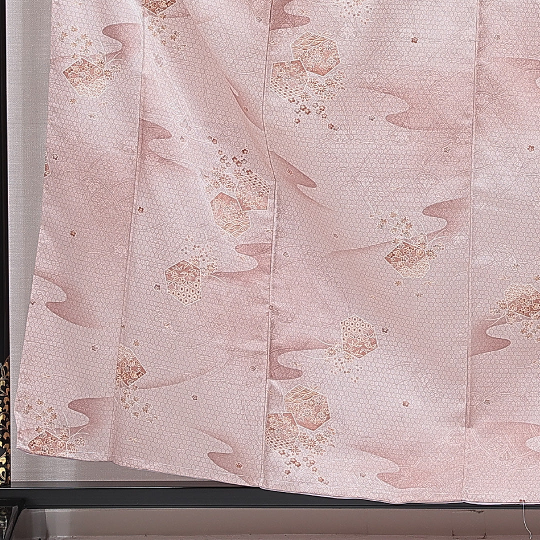 小紋 洗える着物 袷 身丈158cm 裄丈64cm ポリエステル Sランク Mサイズ 広衿 インフォーマル 亀甲 梅 ピンク系 1215-15800