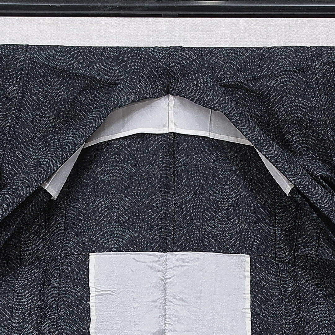 未使用品 紬 単衣 身丈145cm 裄丈61cm 正絹 Sランク XSサイズ バチ衿 カジュアル 居敷当て 肩当て 菱 グレー系 黒系 1216-15664