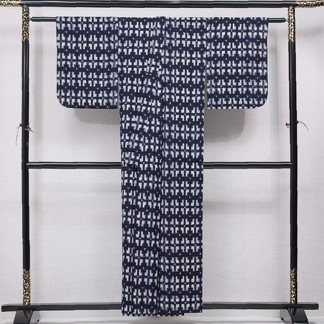 ウールの紬 洗える着物 単衣 身丈154cm 裄丈61cm ウール Cランク Sサイズ バチ衿 カジュアル 絣 創作柄 紺系 1216-15685