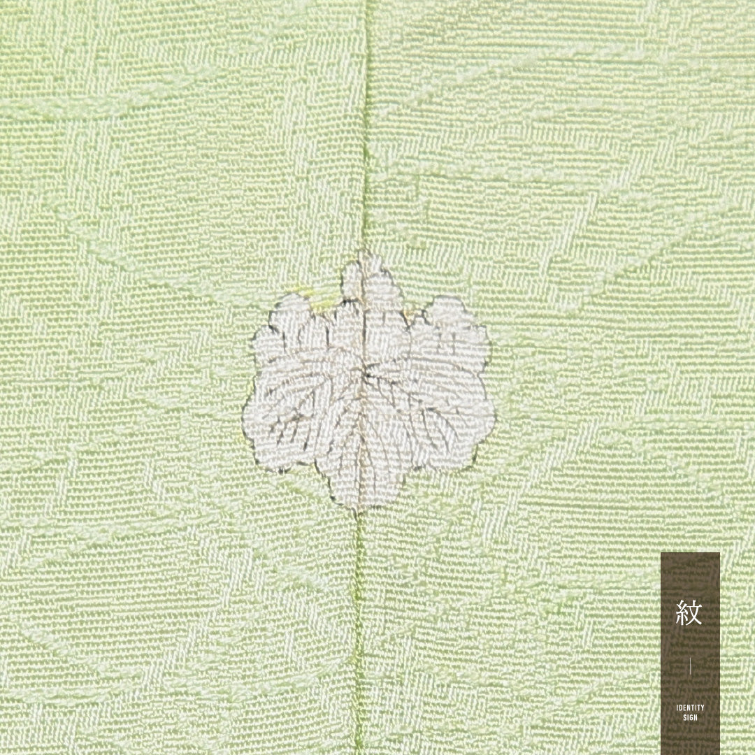 色無地 袷 身丈155cm 裄丈61cm 正絹 Aランク Mサイズ 広衿 一つ紋(五三桐) セミフォーマル 紋意匠 芝草 ぼかし染 緑系 1214-15100