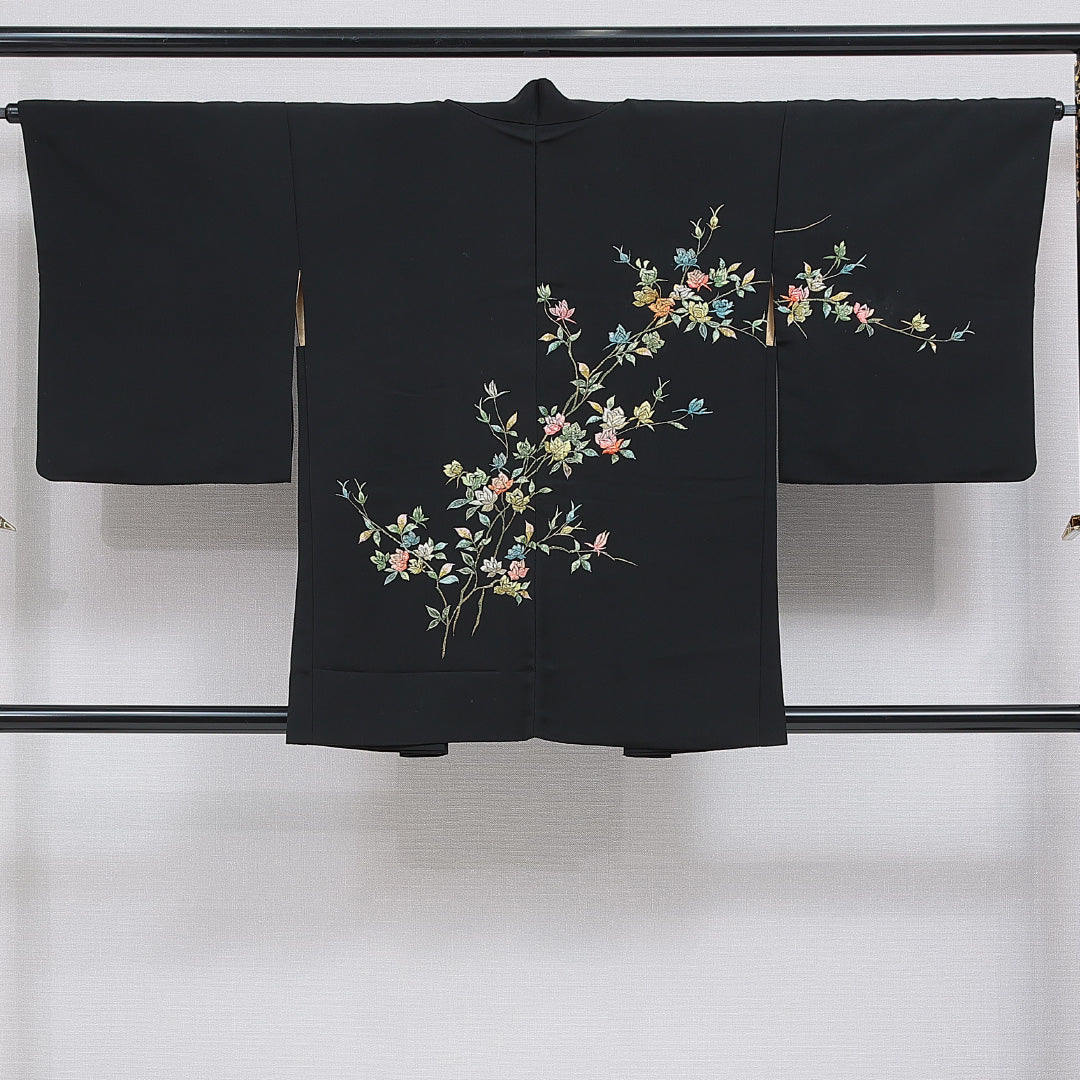 黒羽織 袷 身丈82cm 裄丈65cm 正絹 Aランク Mサイズ インフォーマル 紐あり 薔薇 絵羽羽織 蘇州刺繍 黒系 1217-16155