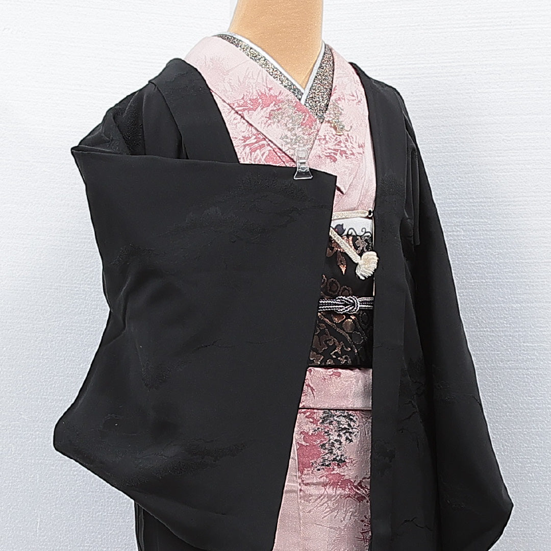 黒羽織 袷 身丈79cm 裄丈64cm 正絹 Sランク 一つ紋 (揚羽蝶) 紋意匠 (松) セミフォーマル Mサイズ 紐あり 黒系 RP 1233-15313