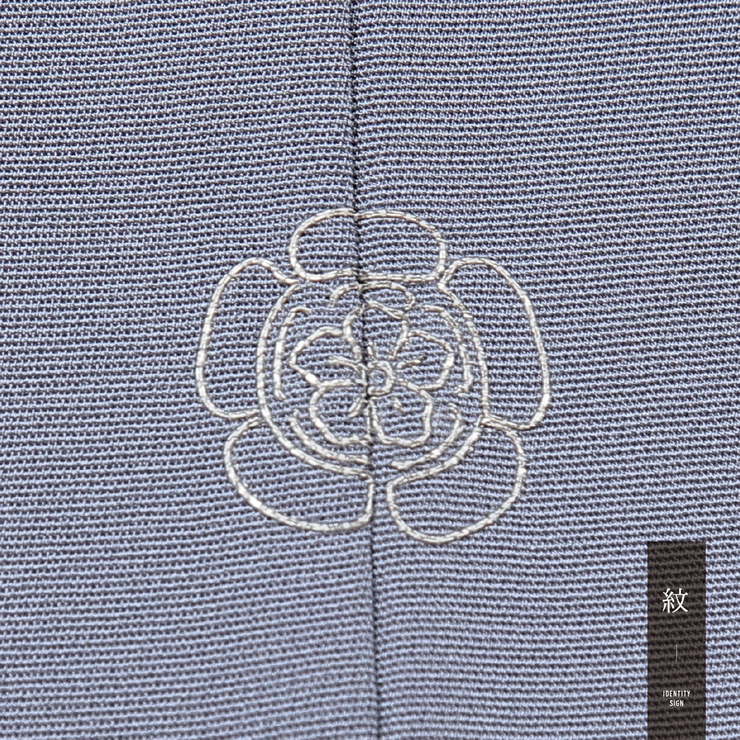 色無地 袷 身丈170cm 裄丈68cm 正絹 Aランク 2XLサイズ 広衿 一つ紋(木瓜に桔梗) セミフォーマル ガード加工 紋意匠 渦菊 無地 グレー系 1214-15116