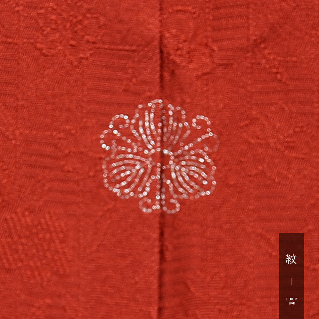 色無地 洗える着物 袷 身丈166cm 裄丈67cm ポリエステル Sランク XLサイズ 広衿 一つ紋(蔦柏) セミフォーマル 紋意匠 花柄 織り出し 赤系 1214-16087