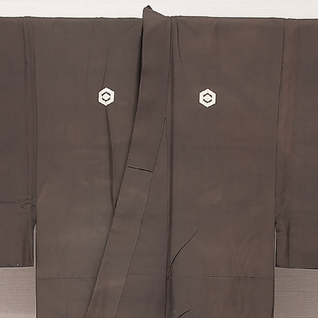 男着物 袷 身丈139cm 裄丈65cm 正絹 Cランク 五つ紋 (亀甲に花菱) フォーマル 棒衿 Sサイズ 無地 茶系 HP 1224-16897