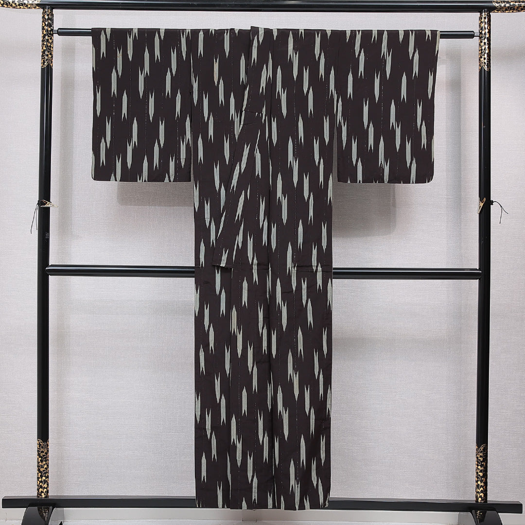 アンティーク お召 単衣 身丈154cm 裄丈62cm 正絹 Cランク Sサイズ バチ衿 ちりめん 矢絣 茶系 1265-15559