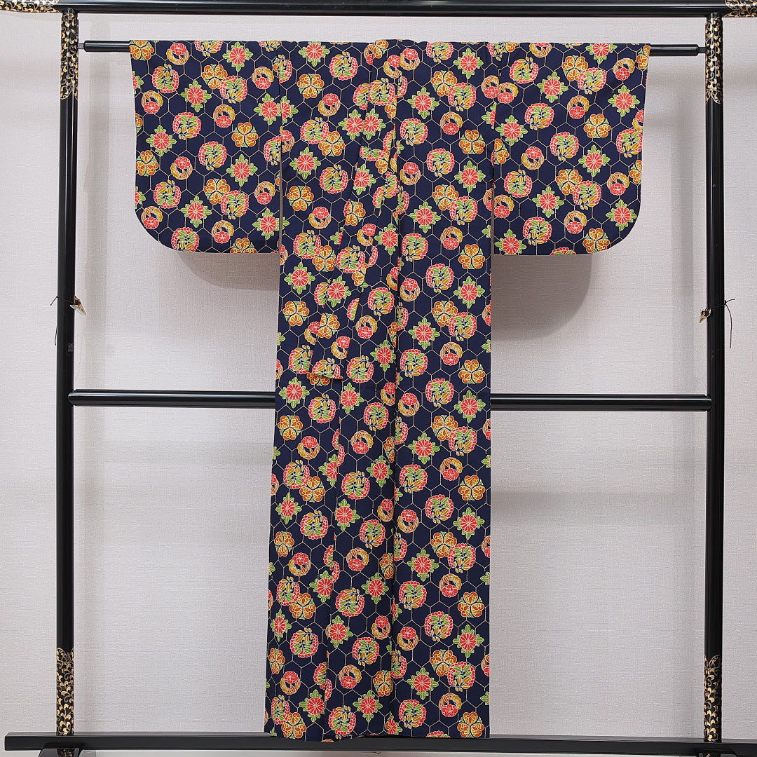 小紋 単衣 身丈151cm 裄丈63cm 正絹 Dランク Sサイズ バチ衿 インフォーマル 亀甲 菊 紺系 1215-15482