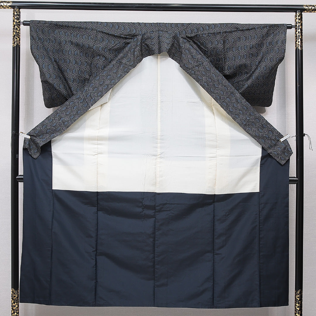 紬 袷 身丈153cm 裄丈63cm 正絹 Cランク カジュアル 広衿 Sサイズ 亀甲 紺系 HP 1223-15709