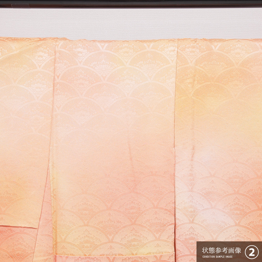 色無地 袷 身丈158cm 裄丈62cm 正絹 Bランク Mサイズ 広衿 一つ紋(五三桐) セミフォーマル 紋意匠 牡丹 ぼかし染 朱系 1214-16658