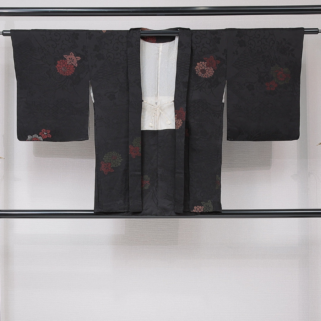 羽織 袷 身丈77cm 裄丈62cm 正絹 Aランク Sサイズ 一つ紋(三つ柏) セミフォーマル 紐あり 牡丹 黒系 1217-15118