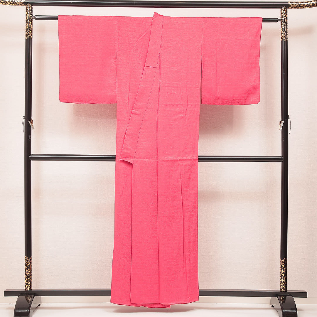 色無地 袷 身丈156cm 裄丈62cm 正絹 Sランク Mサイズ バチ衿 一つ紋(五三桐) セミフォーマル 紋意匠 観世水 ピンク系 1214-16891