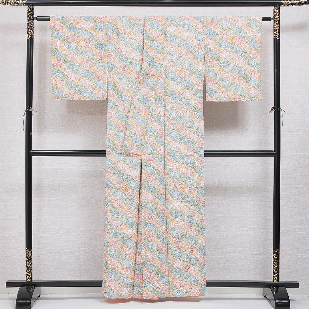 洗える着物 小紋 袷 身丈159cm 裄丈62cm ポリエステル Cランク インフォーマル 広衿 Mサイズ 吉祥文様 クリーム系 LP 1221-16293