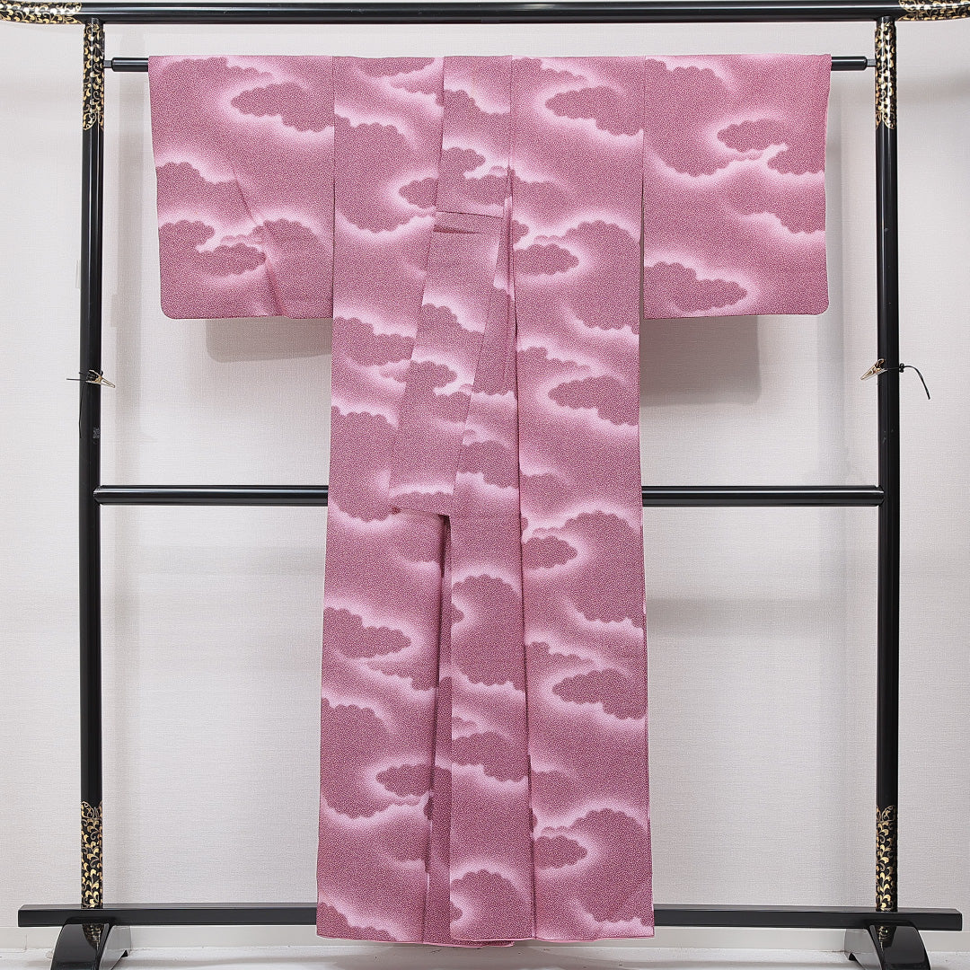 洗える着物 紬 袷 身丈157cm 裄丈64cm ポリエステル Bランク カジュアル 広衿 Mサイズ 雲取り ピンク系 HP 1223-15842