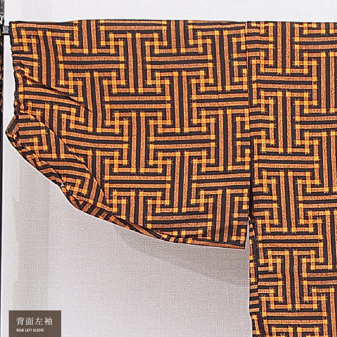 ウールの道中着(紬) 洗える着物 単衣 身丈69cm 裄丈67cm ウール Sランク Mサイズ カジュアル 幾何学柄 朱系 1264-16814