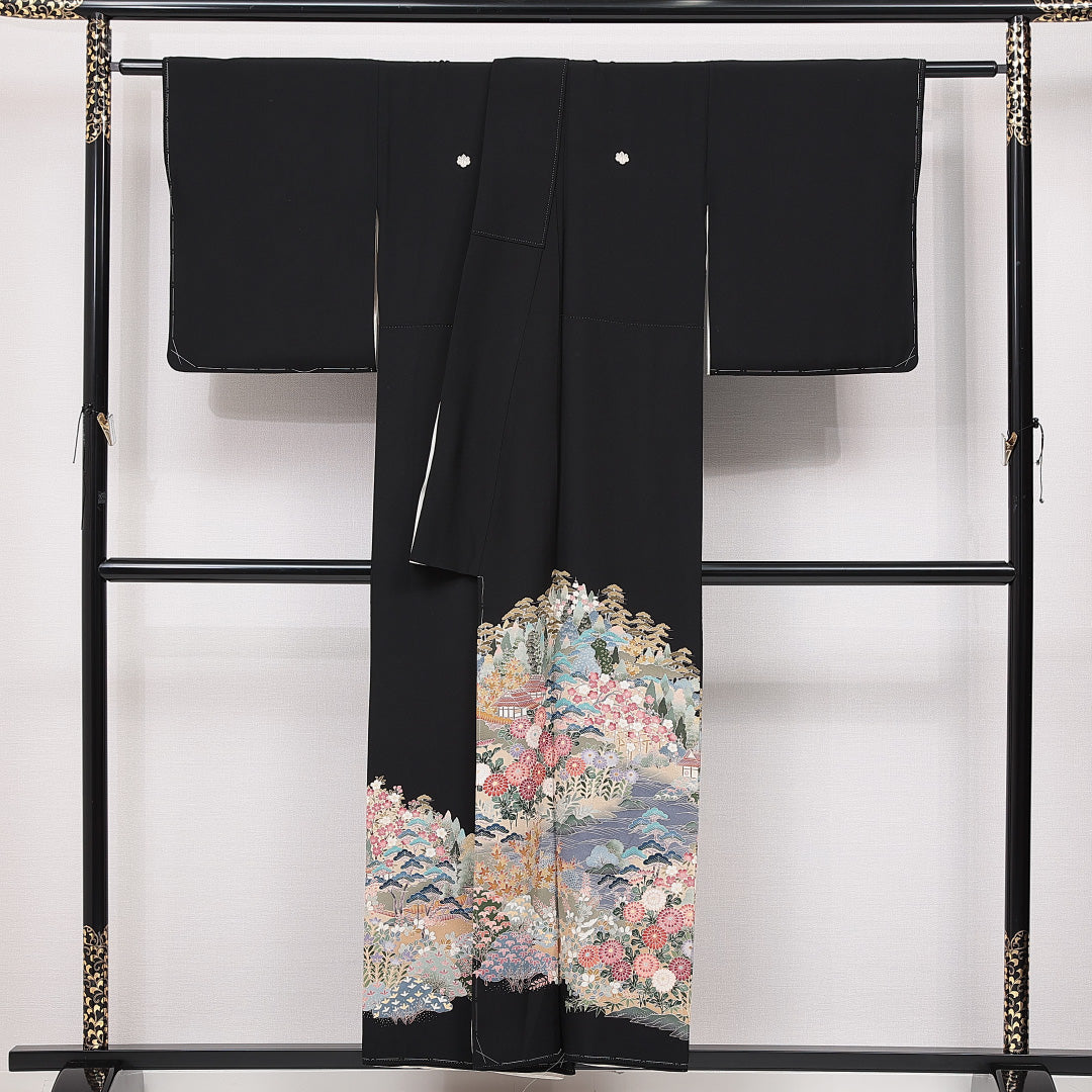 新古品 黒留袖 袷 身丈152cm 裄丈62cm 五つ紋 五三桐 フォーマル Nランク Sサイズ 正絹 比翼仕立て 広衿 御所解 菊 松 落款 しつけ糸 1211-F0634